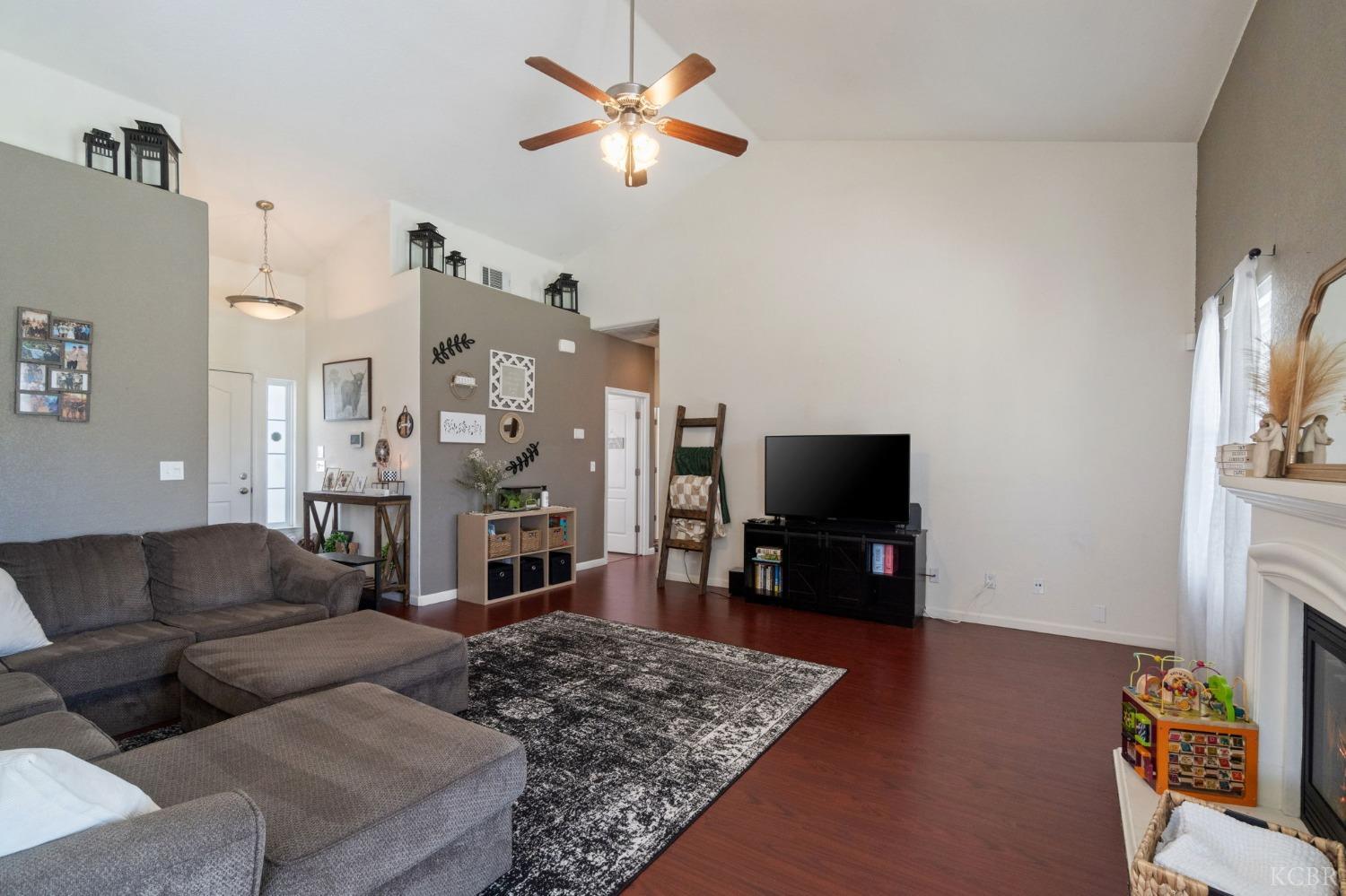 1113 Avalon Dr, Lemoore, CA 93245