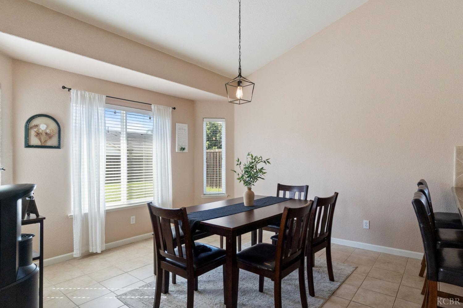 1113 Avalon Dr, Lemoore, CA 93245