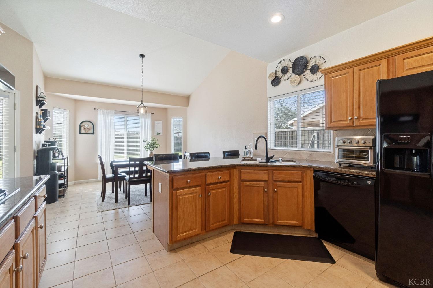 1113 Avalon Dr, Lemoore, CA 93245