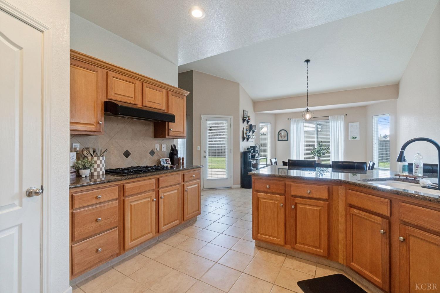 1113 Avalon Dr, Lemoore, CA 93245