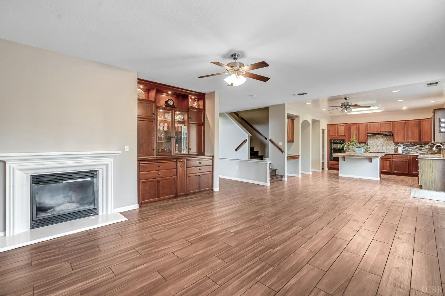 2097 N Zinfandel Dr, Hanford, CA 93230