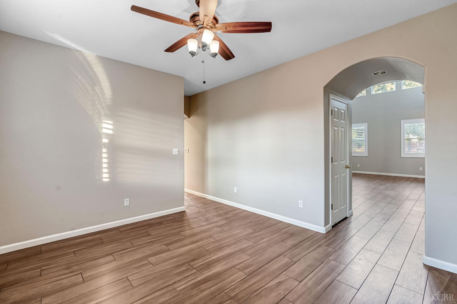 2097 N Zinfandel Dr, Hanford, CA 93230