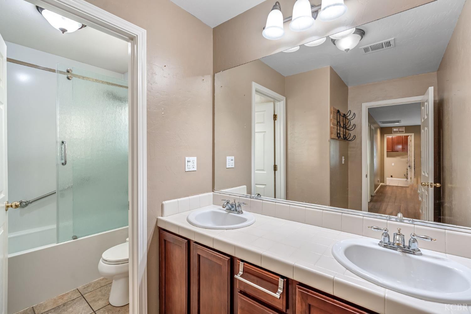 2097 N Zinfandel Dr, Hanford, CA 93230