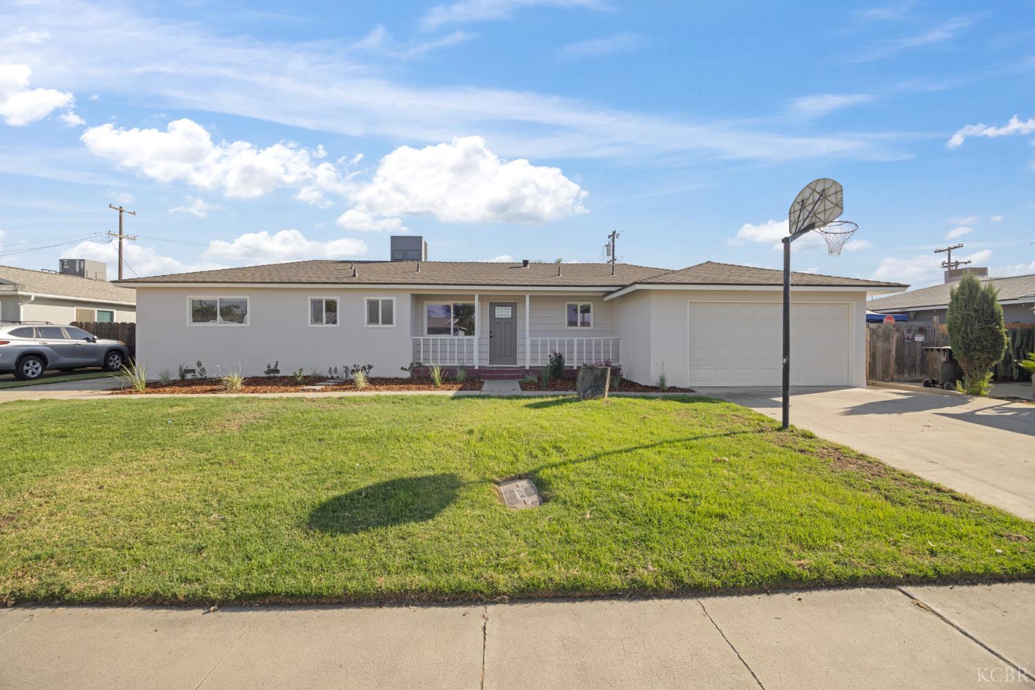 1075 Cypress Ln, Lemoore, CA 93245