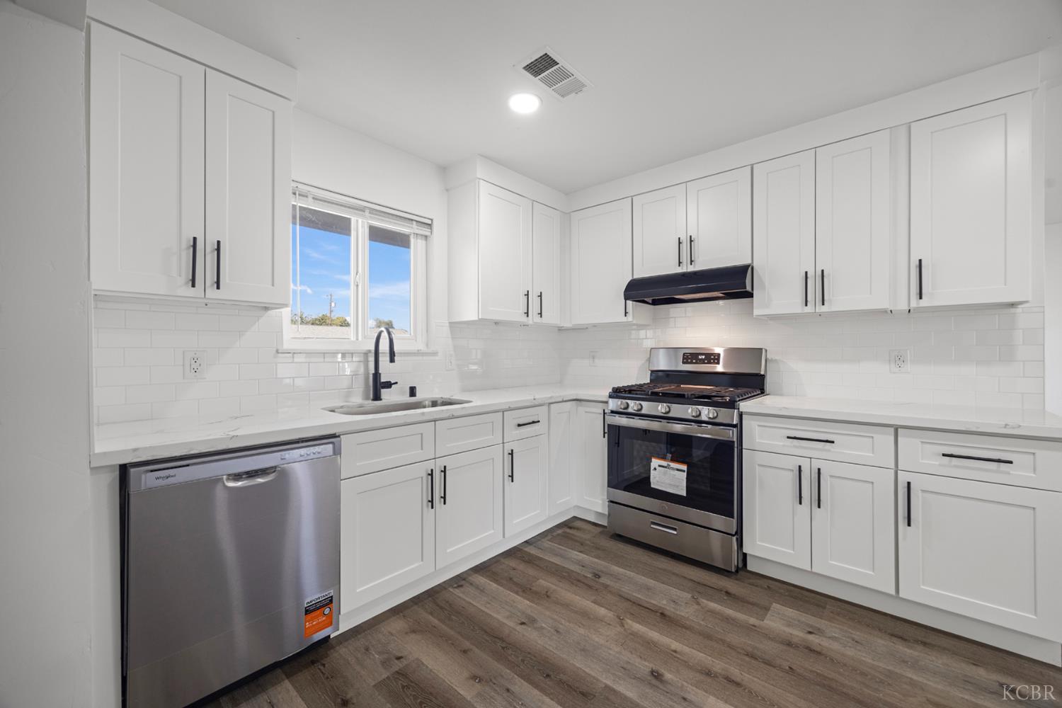 1075 Cypress Ln, Lemoore, CA 93245
