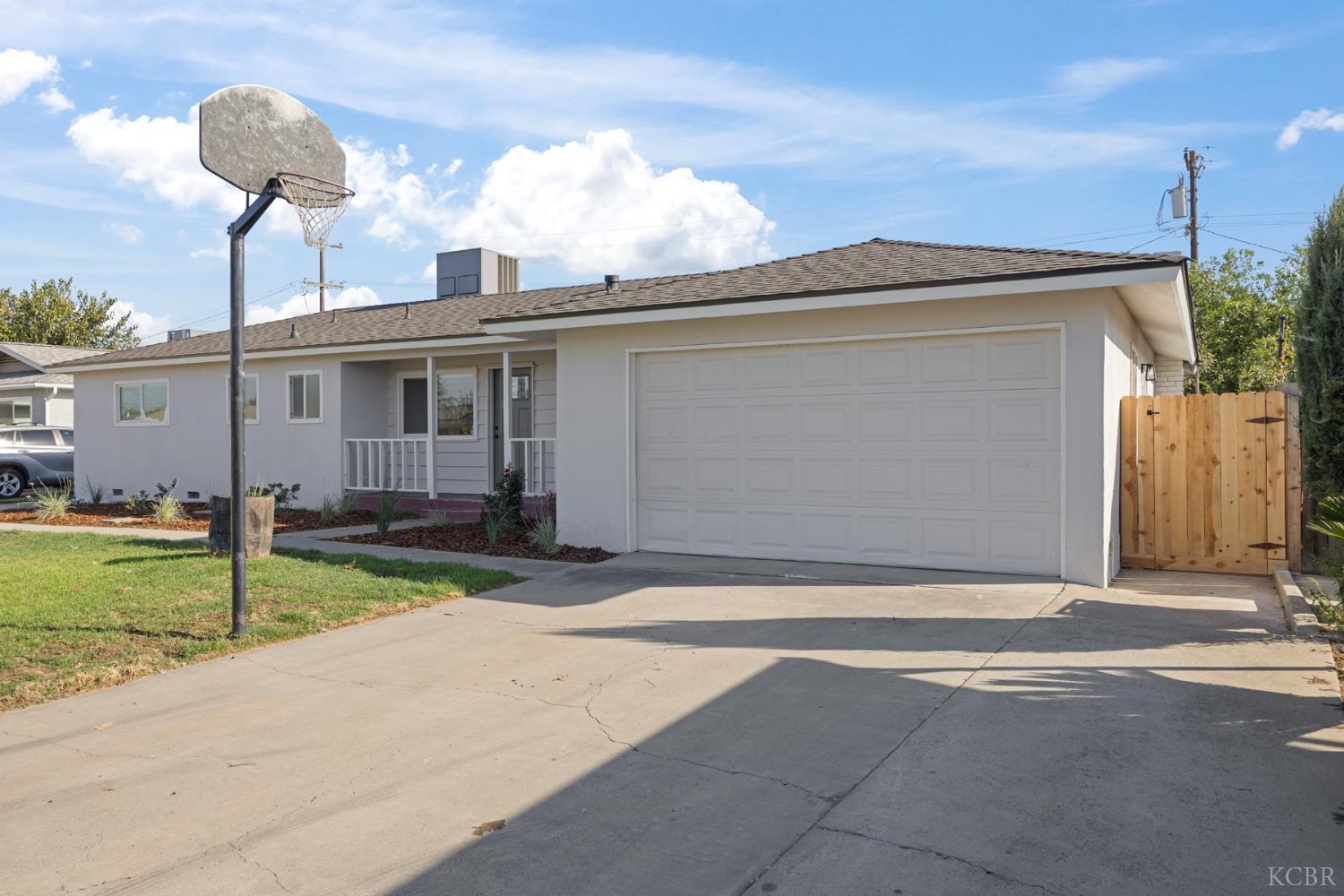 1075 Cypress Ln, Lemoore, CA 93245