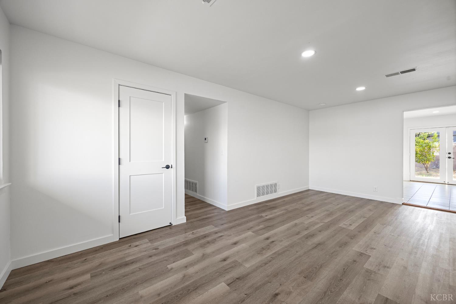 1075 Cypress Ln, Lemoore, CA 93245