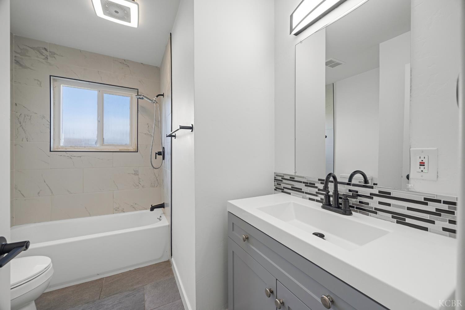 1075 Cypress Ln, Lemoore, CA 93245