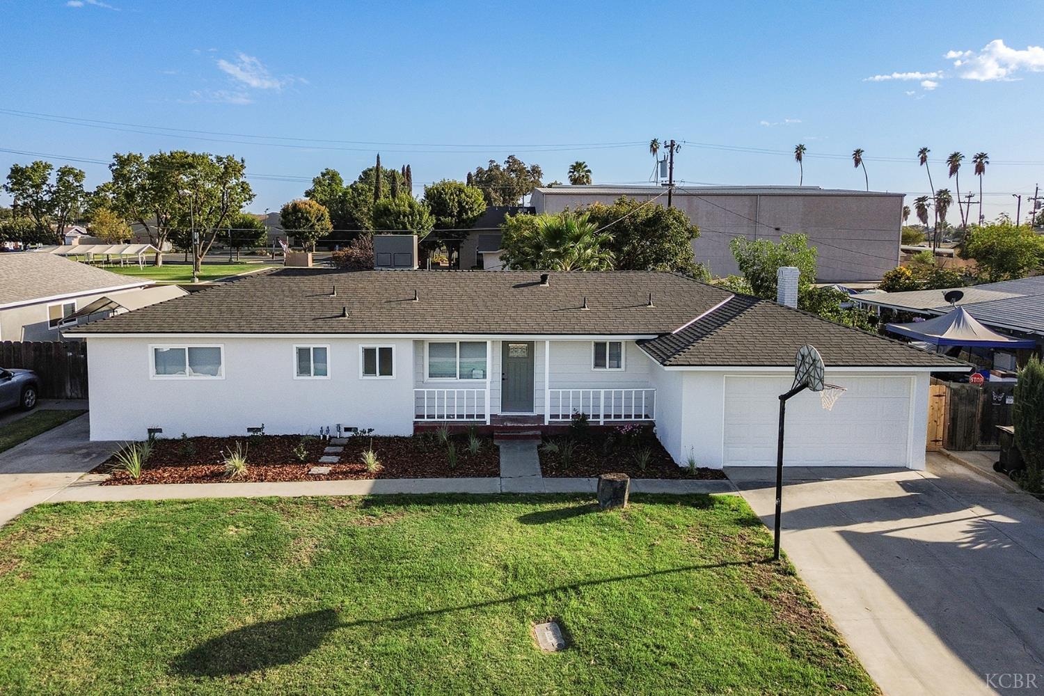 1075 Cypress Ln, Lemoore, CA 93245