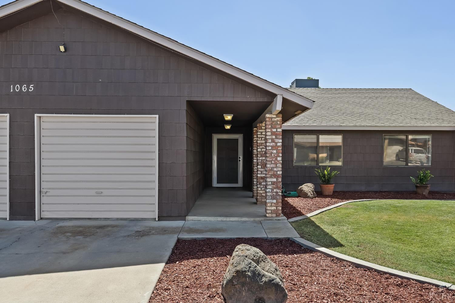 1065 Ross Way, Hanford, CA 93230