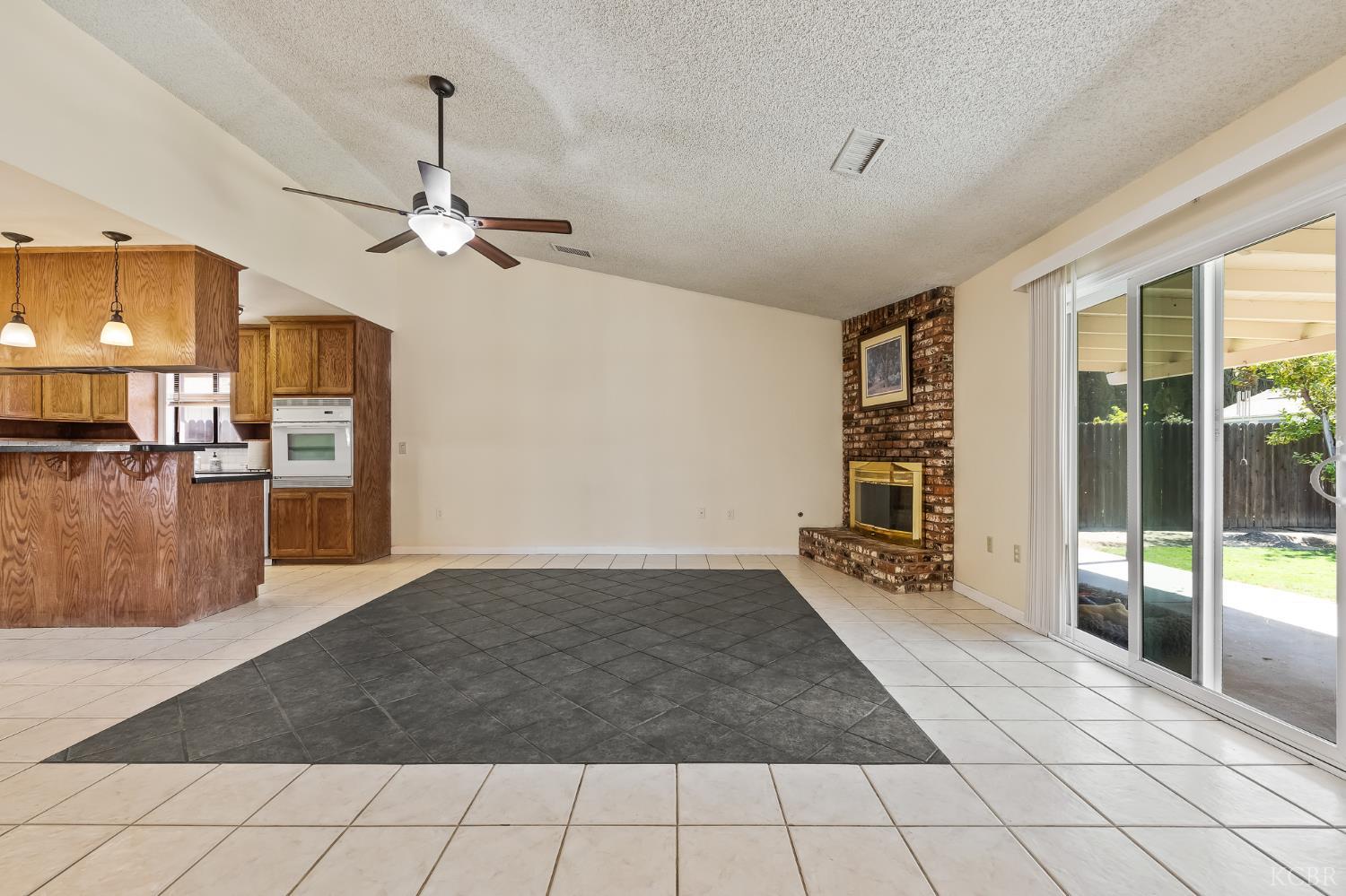 1065 Ross Way, Hanford, CA 93230