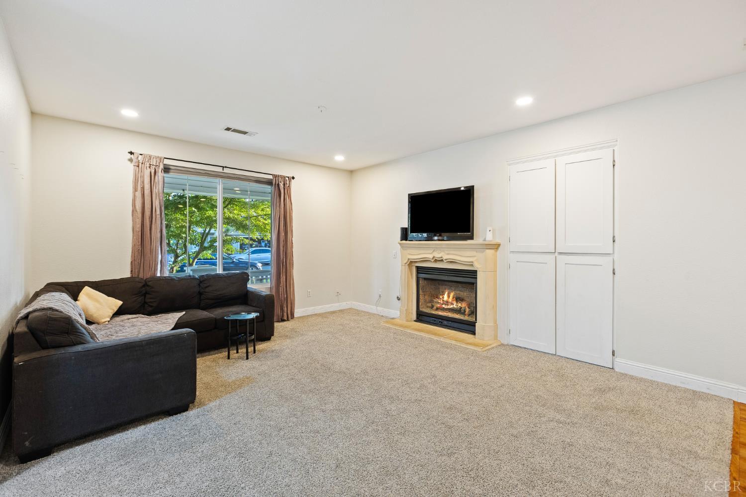 914 W Russell Ave, Visalia, CA 93277