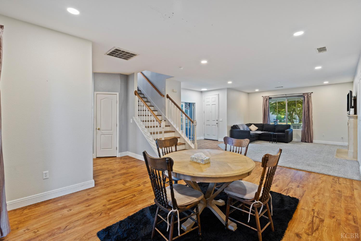 914 W Russell Ave, Visalia, CA 93277
