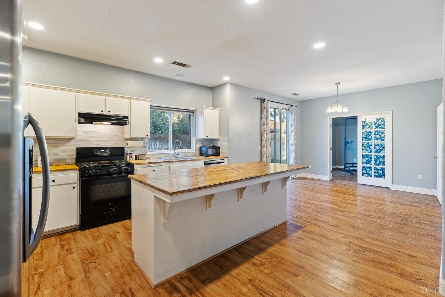 914 W Russell Ave, Visalia, CA 93277