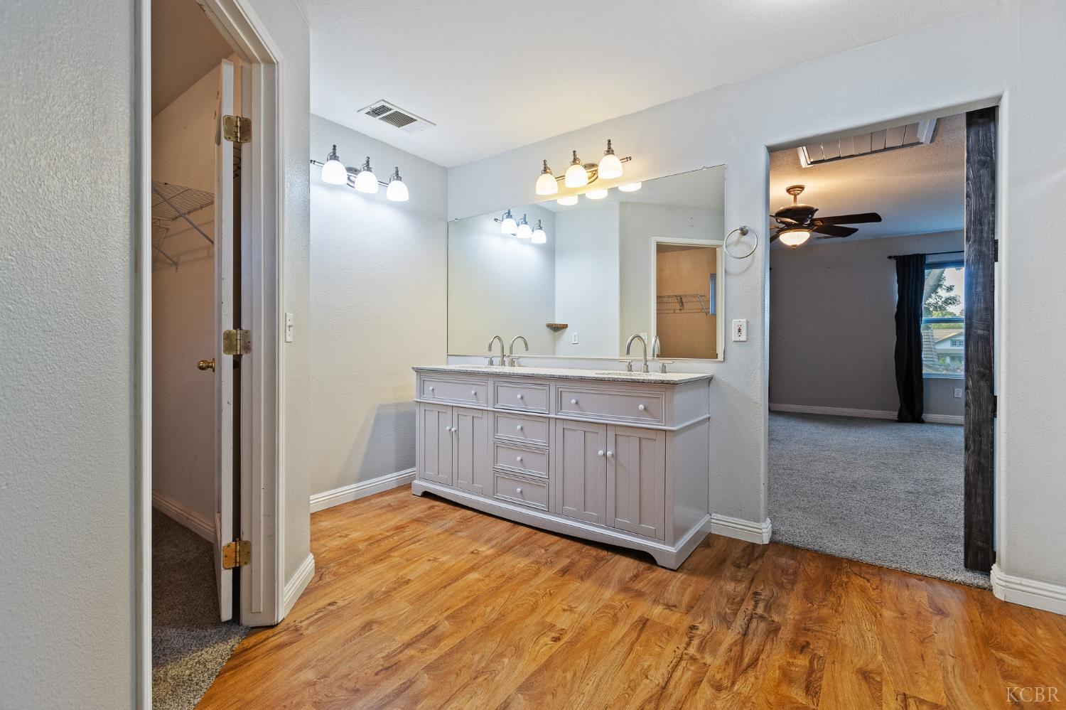 914 W Russell Ave, Visalia, CA 93277