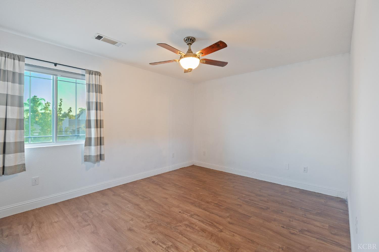 914 W Russell Ave, Visalia, CA 93277