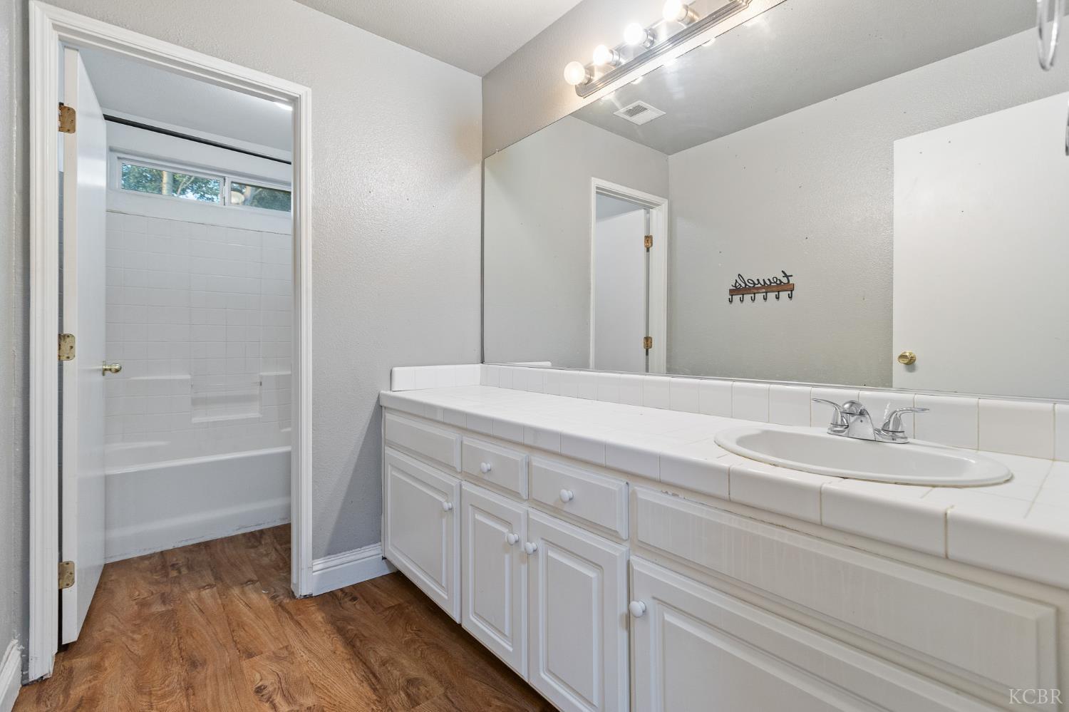 914 W Russell Ave, Visalia, CA 93277