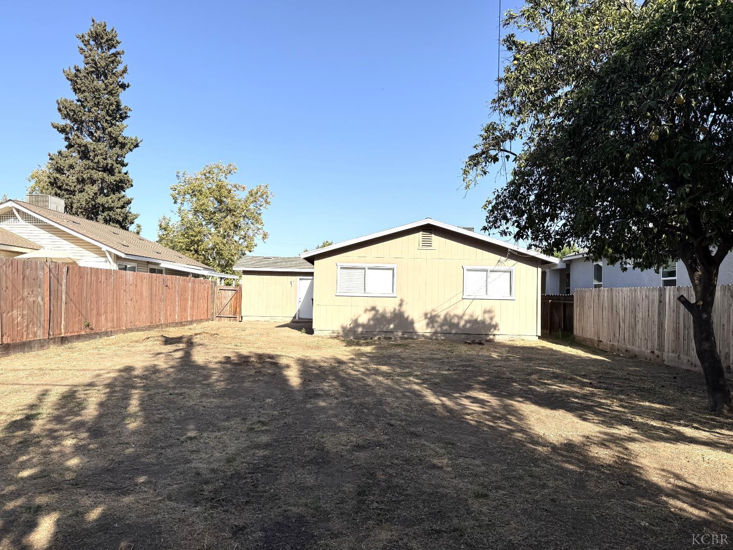 1105 N Thorne Ave, Fresno, CA 93728