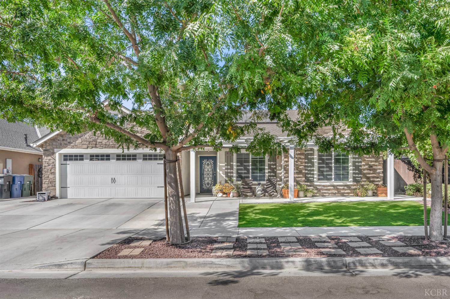2326 W Andrew Ln W, Hanford, CA 93230