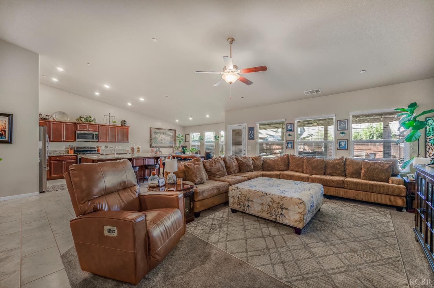 2326 W Andrew Ln W, Hanford, CA 93230