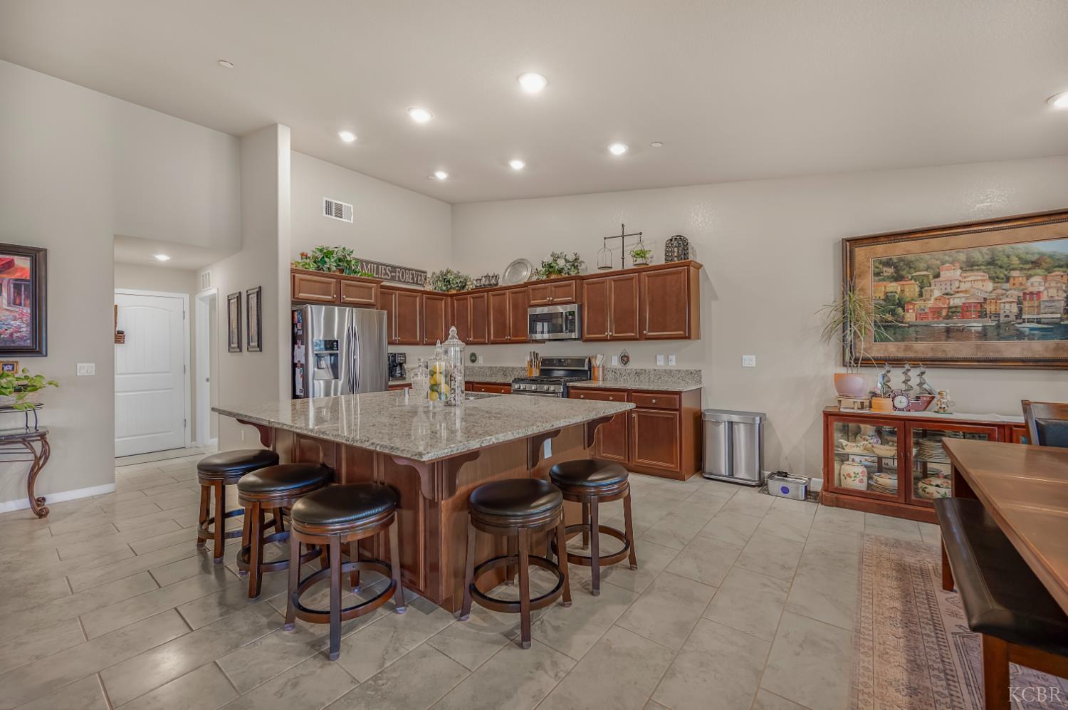2326 W Andrew Ln W, Hanford, CA 93230