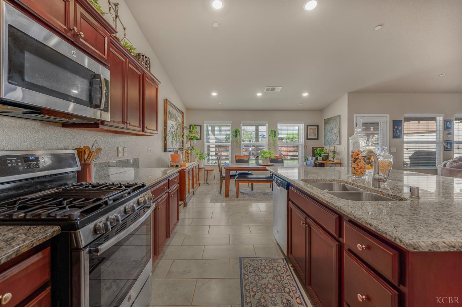 2326 W Andrew Ln W, Hanford, CA 93230