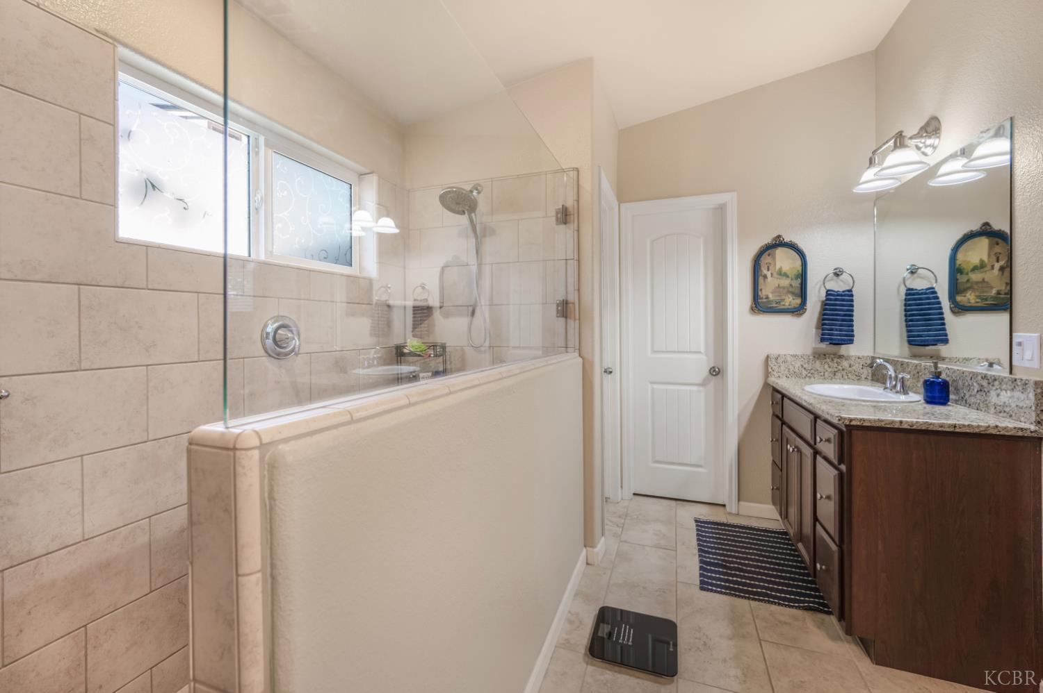2326 W Andrew Ln W, Hanford, CA 93230