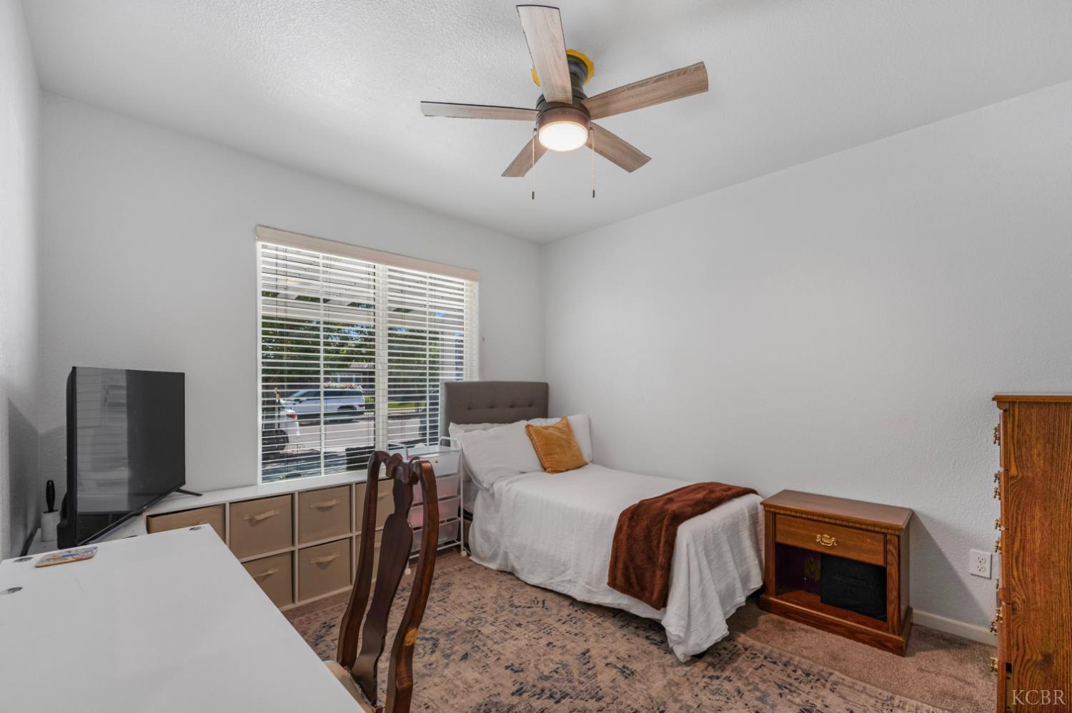 2326 W Andrew Ln W, Hanford, CA 93230