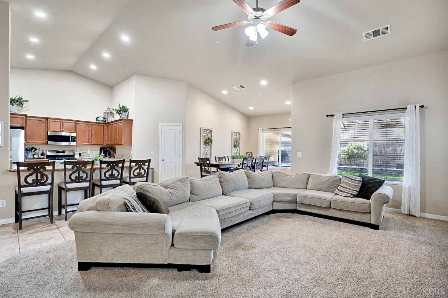 1875 Bryman St, Hanford, CA 93230