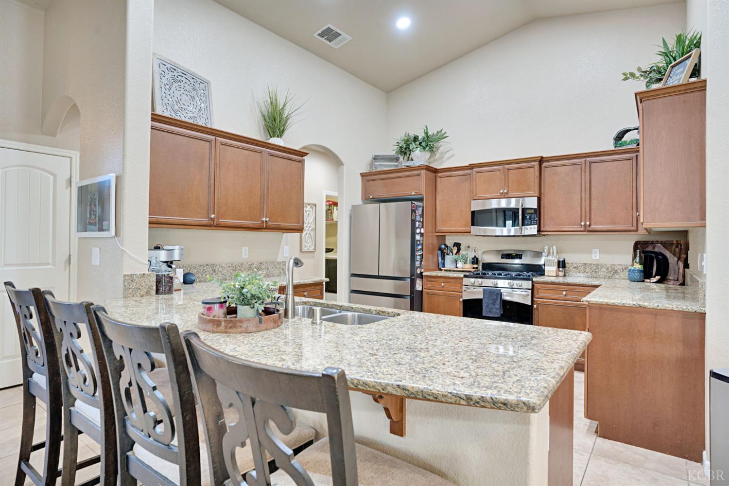 1875 Bryman St, Hanford, CA 93230