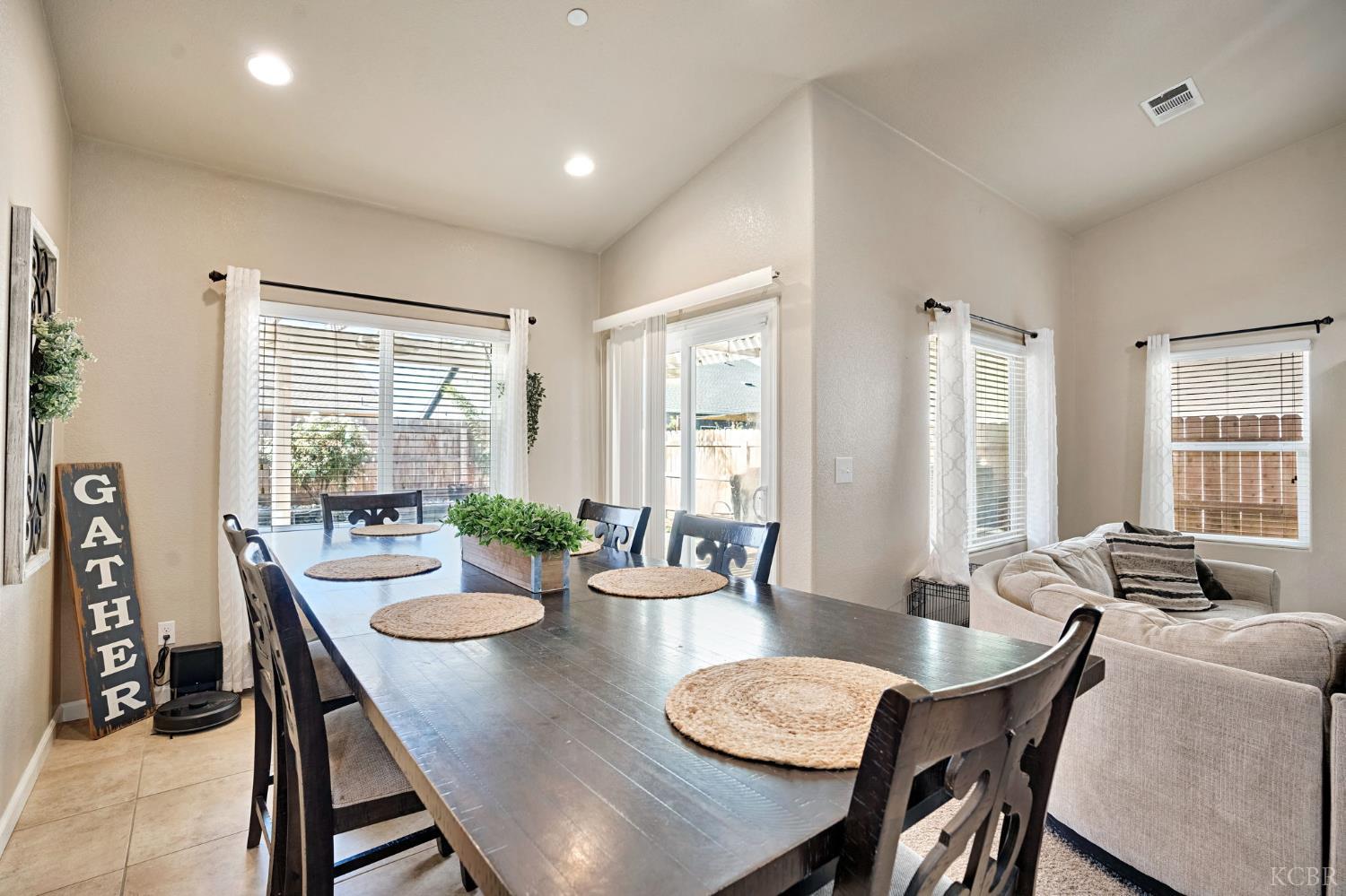 1875 Bryman St, Hanford, CA 93230