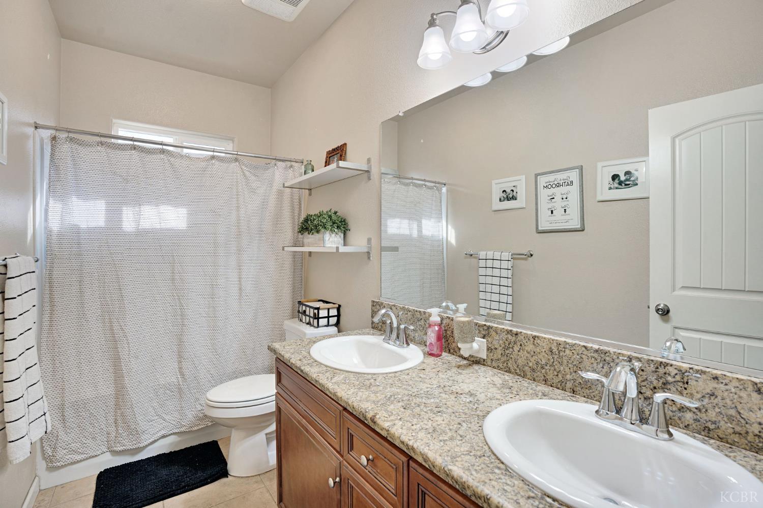 1875 Bryman St, Hanford, CA 93230
