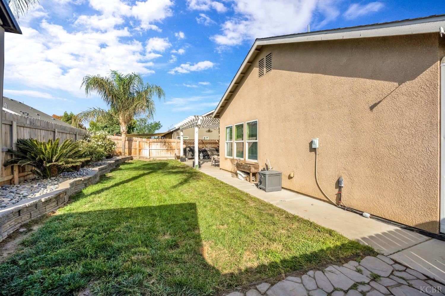 1875 Bryman St, Hanford, CA 93230