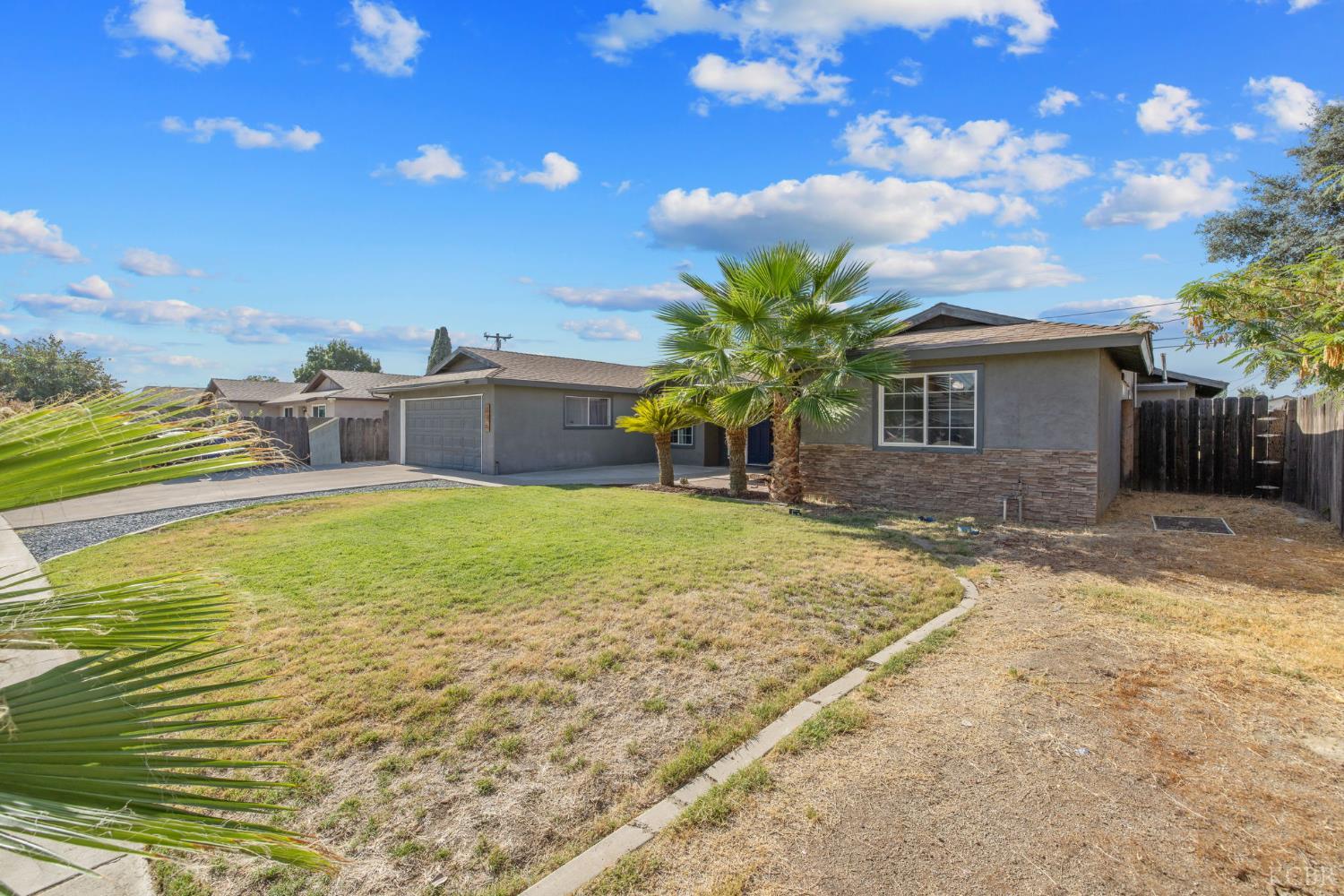 916 E Elm St, Hanford, CA 93230