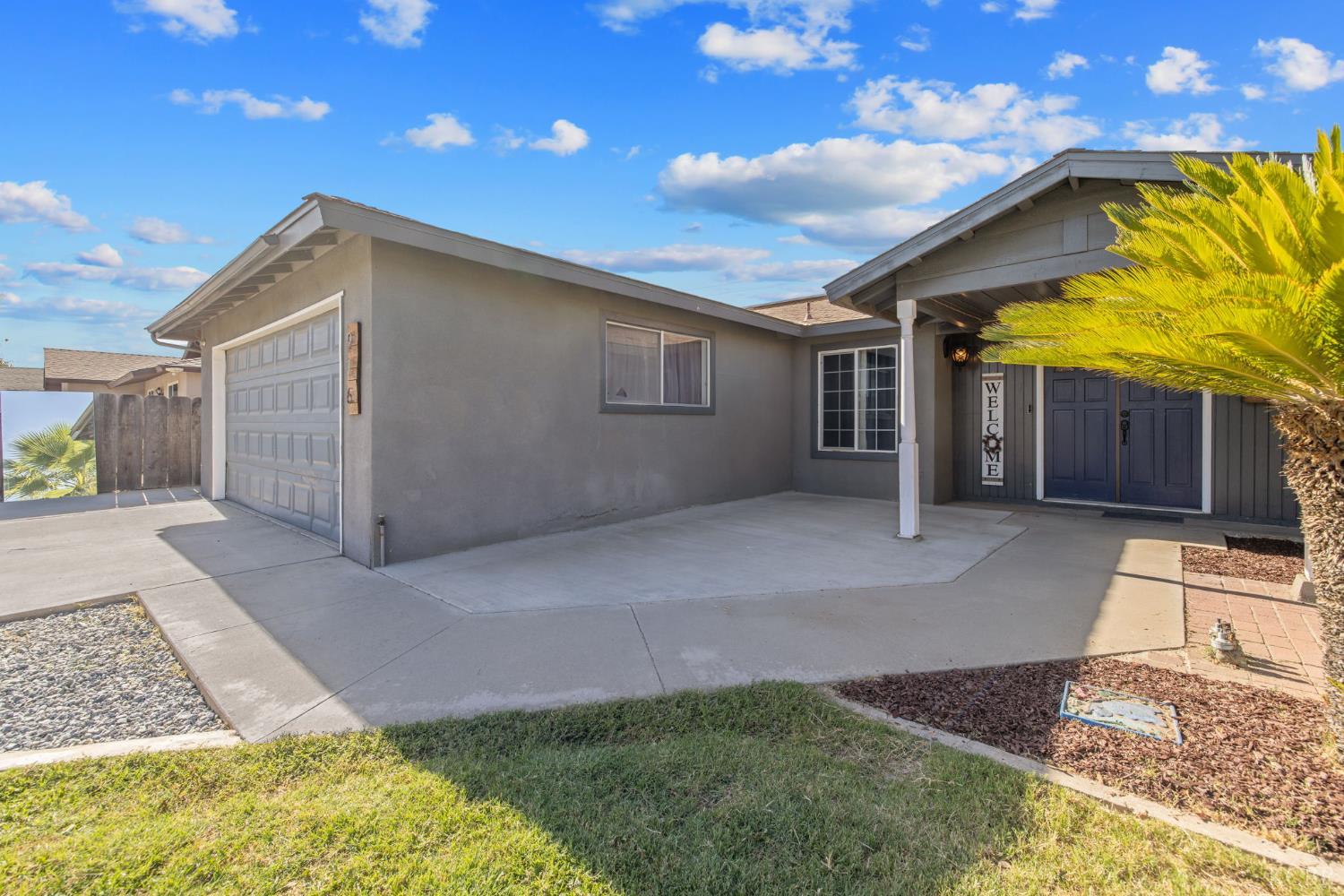 916 E Elm St, Hanford, CA 93230