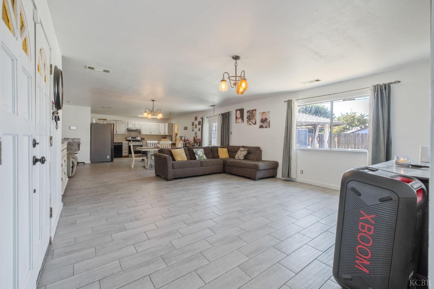 916 E Elm St, Hanford, CA 93230