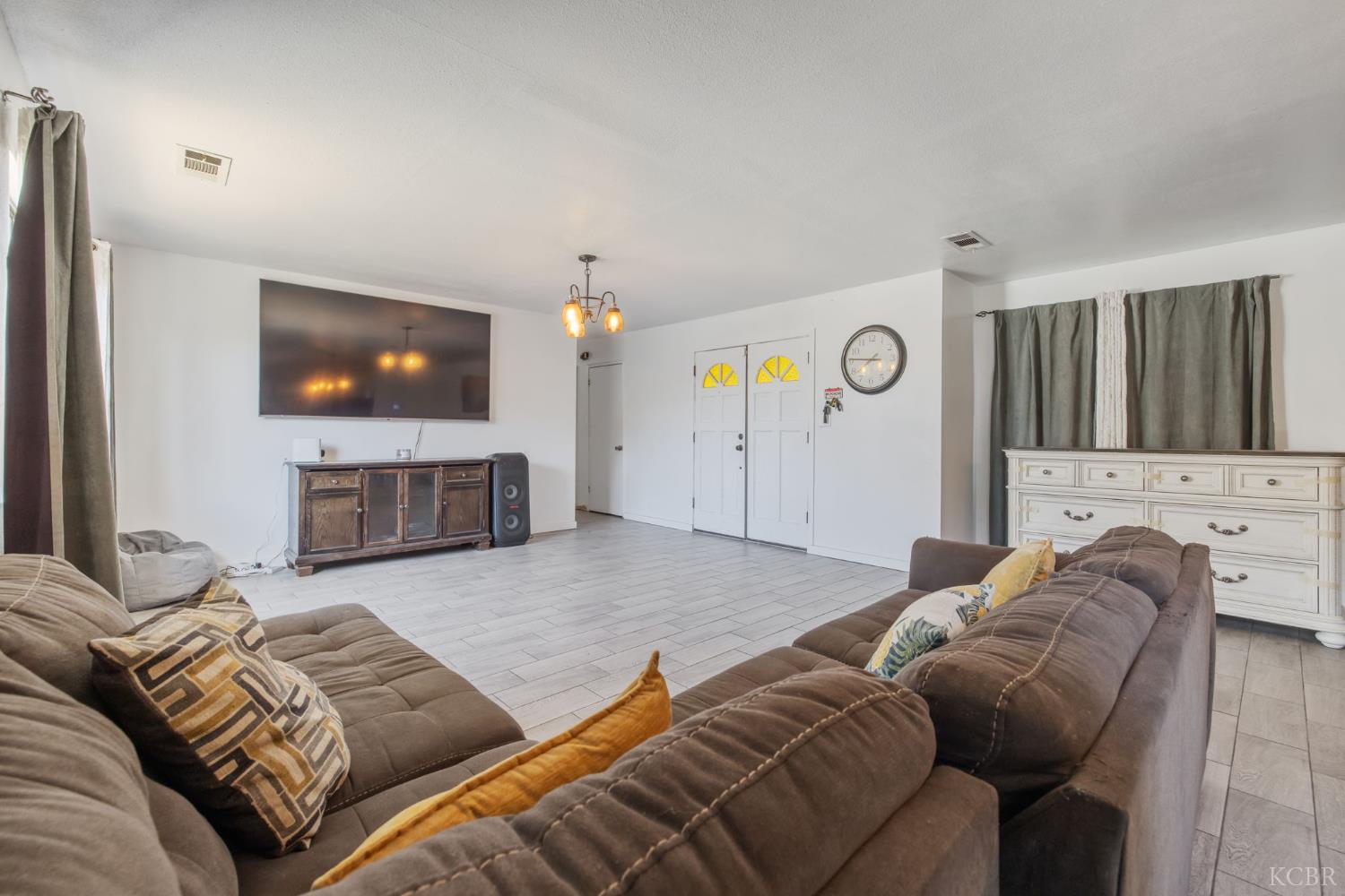 916 E Elm St, Hanford, CA 93230
