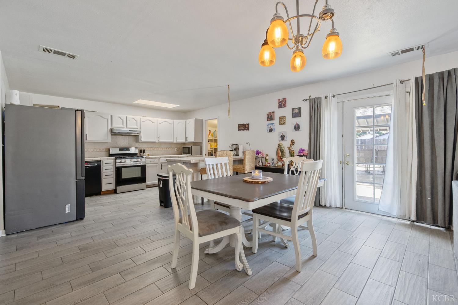 916 E Elm St, Hanford, CA 93230