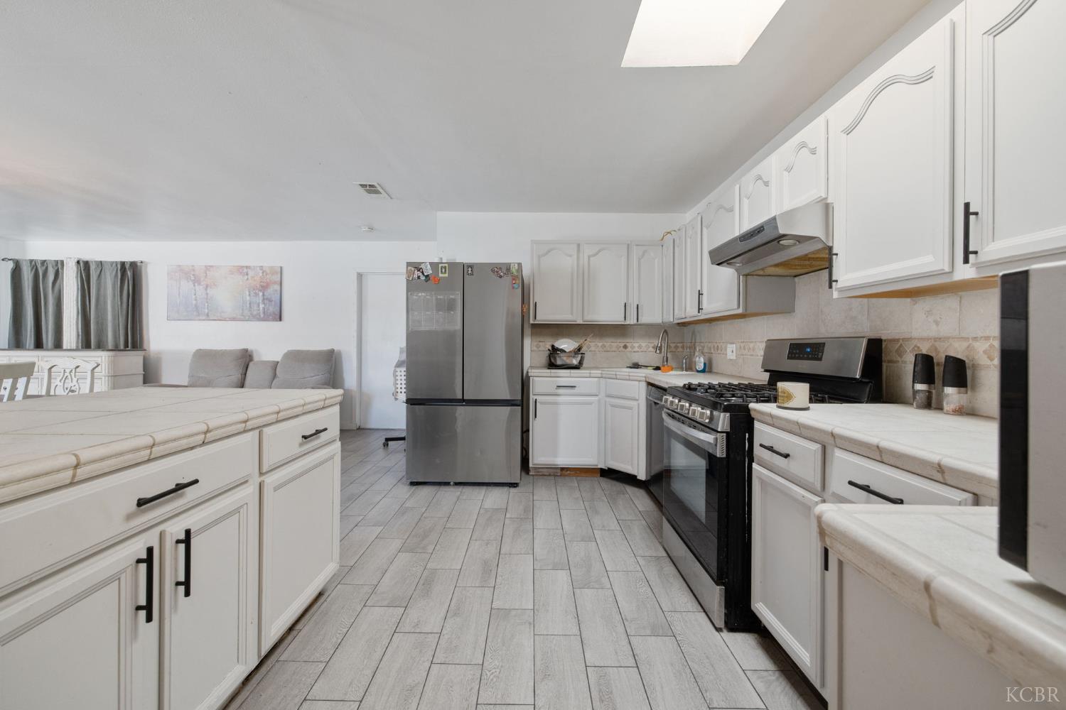 916 E Elm St, Hanford, CA 93230