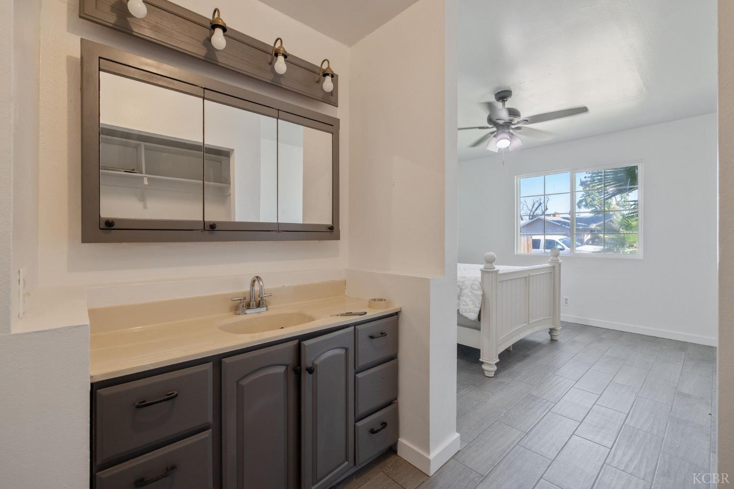 916 E Elm St, Hanford, CA 93230