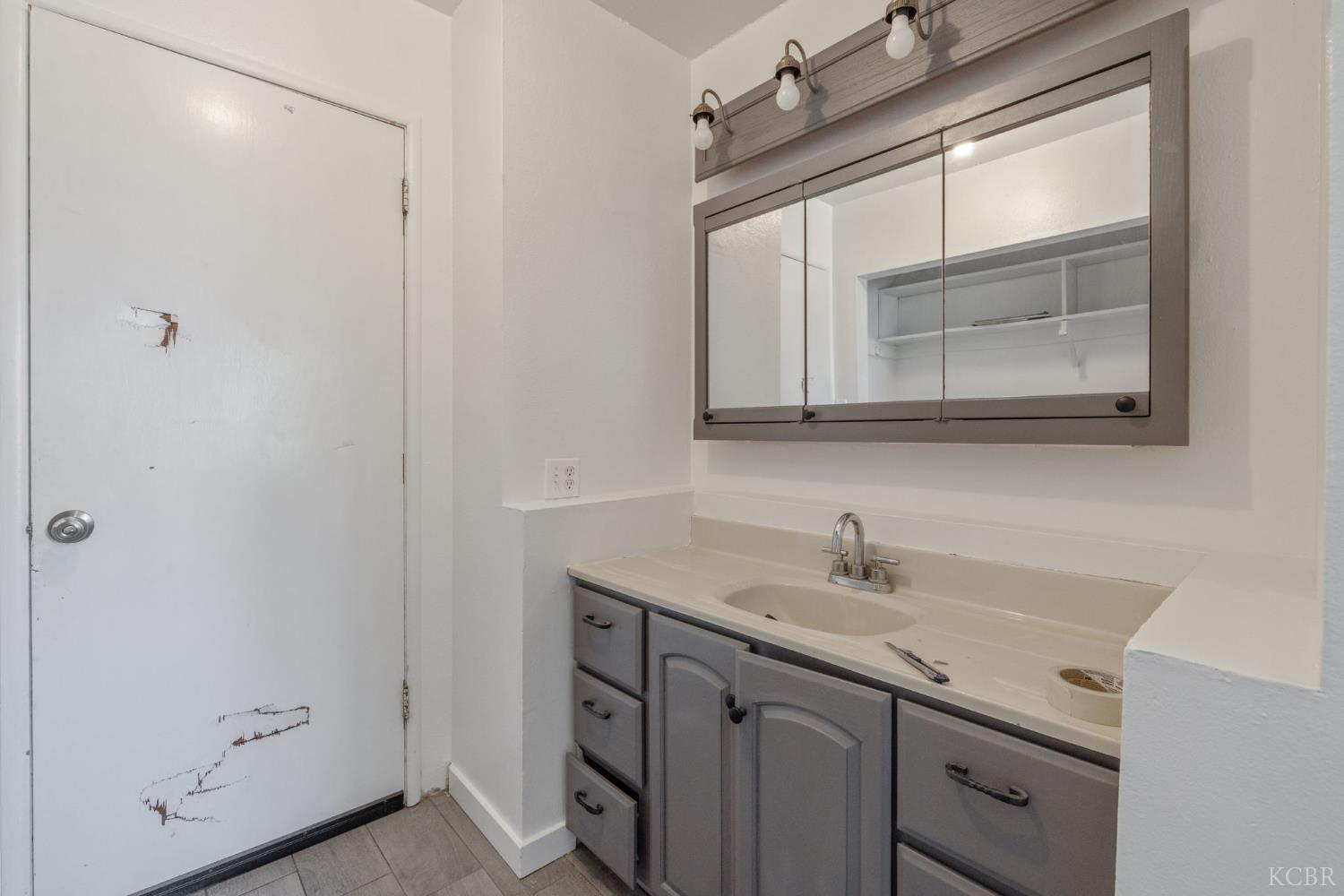916 E Elm St, Hanford, CA 93230