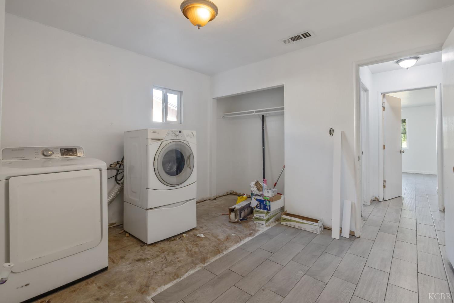 916 E Elm St, Hanford, CA 93230