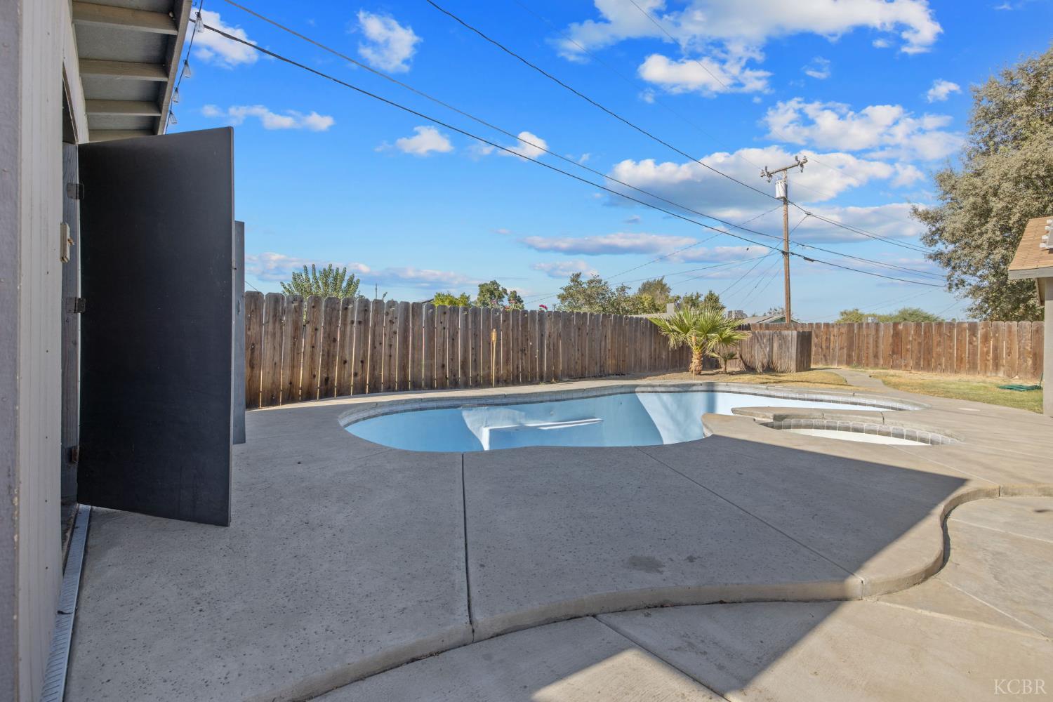 916 E Elm St, Hanford, CA 93230