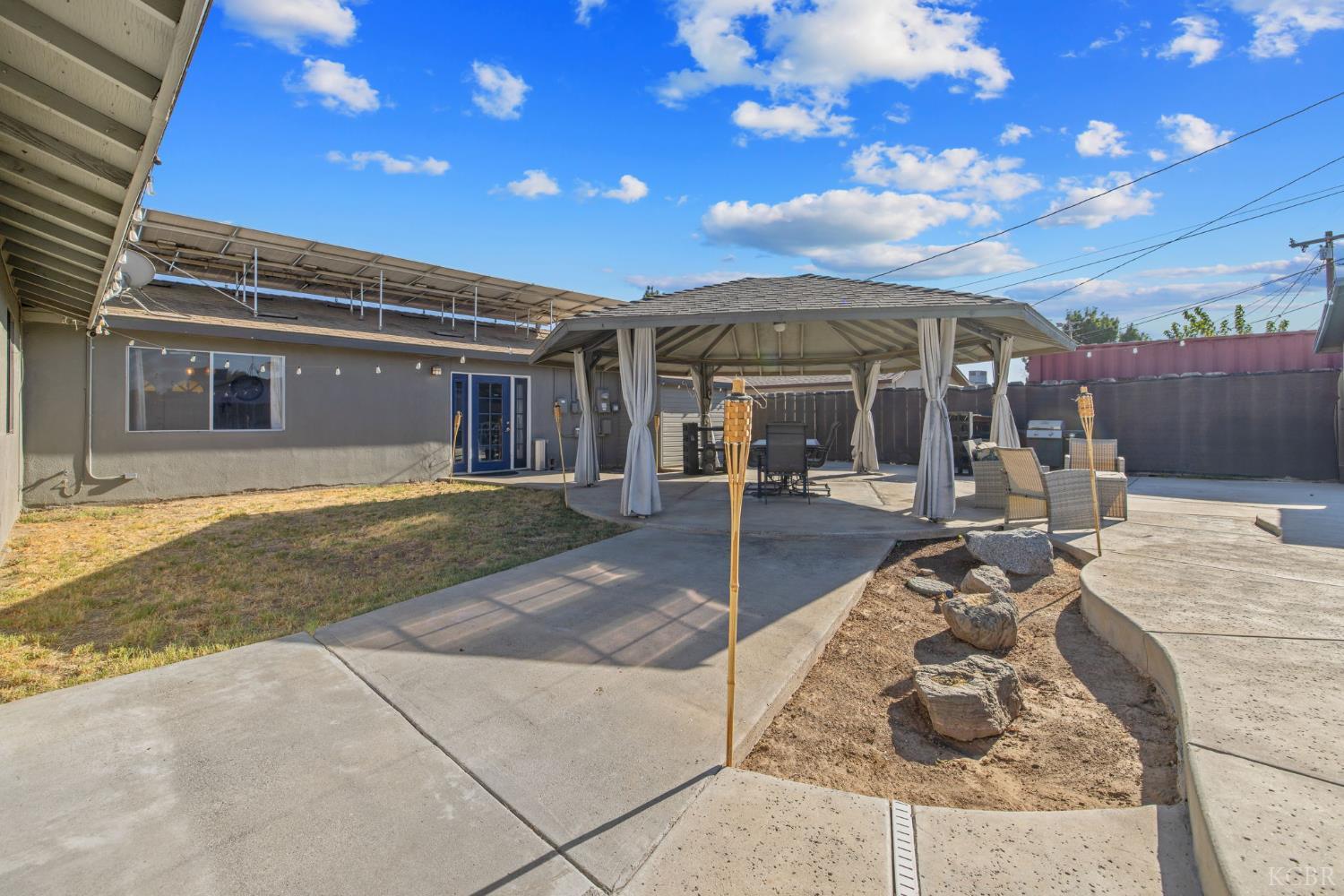 916 E Elm St, Hanford, CA 93230