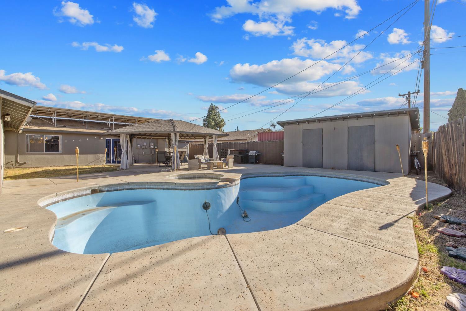 916 E Elm St, Hanford, CA 93230