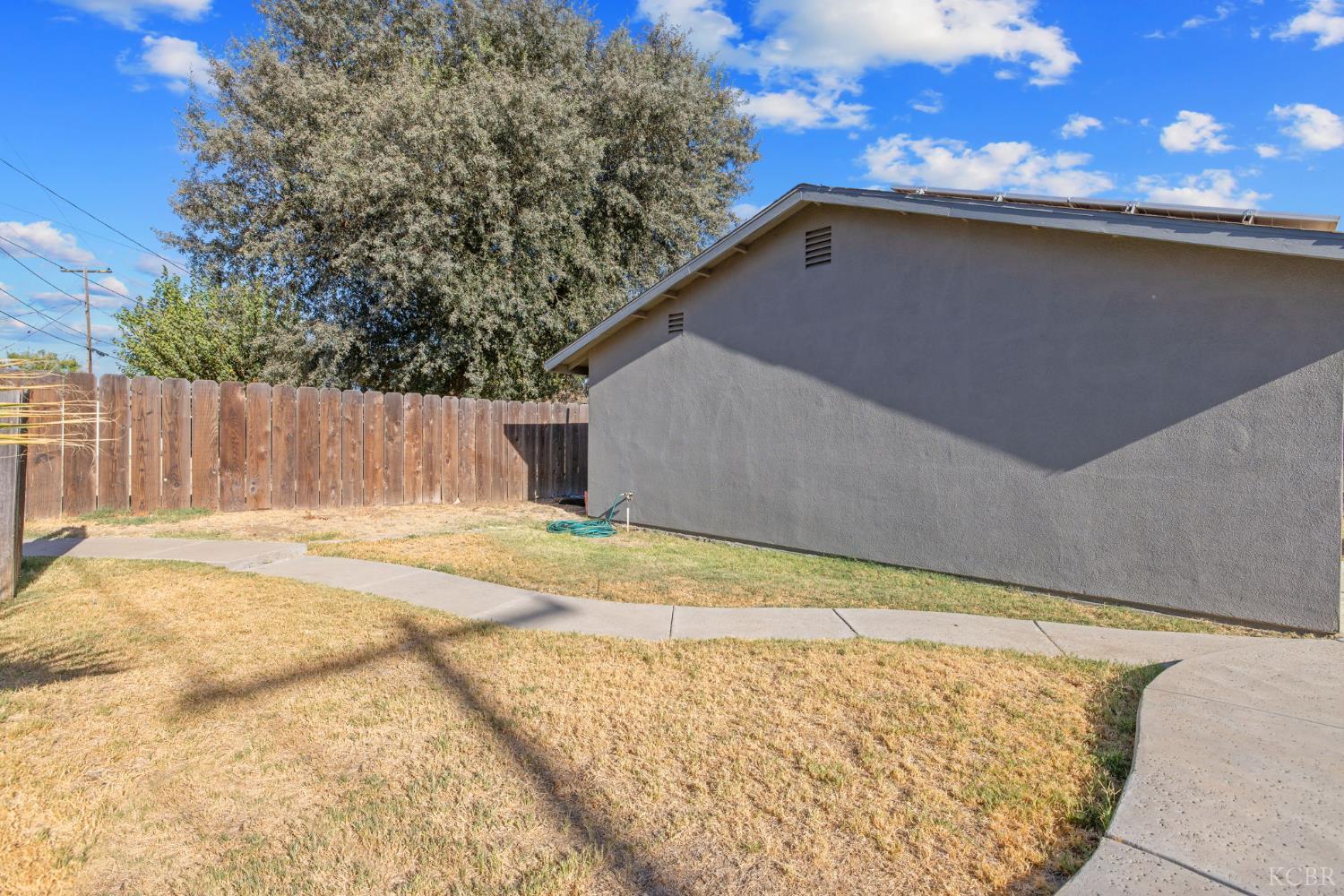 916 E Elm St, Hanford, CA 93230