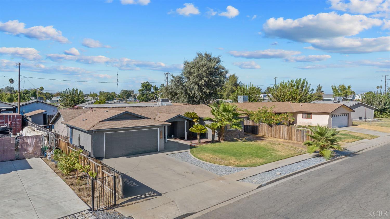 916 E Elm St, Hanford, CA 93230