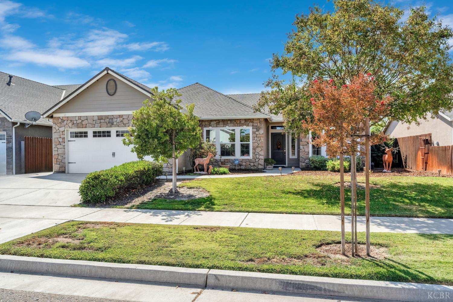 1865 W Hopkins Dr, Hanford, CA 93230
