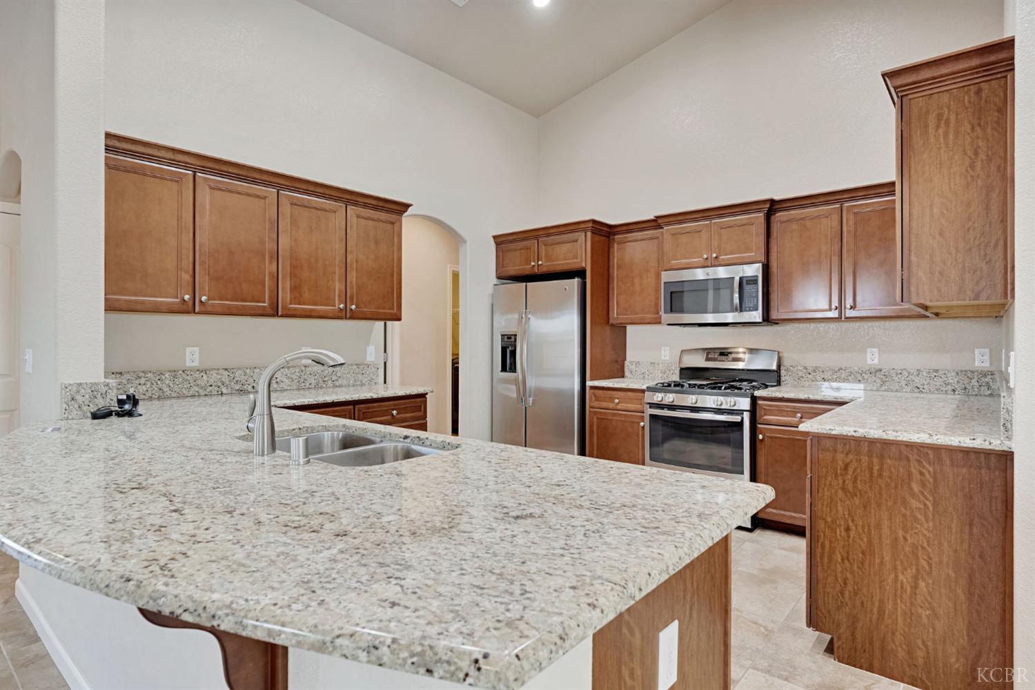 1865 W Hopkins Dr, Hanford, CA 93230