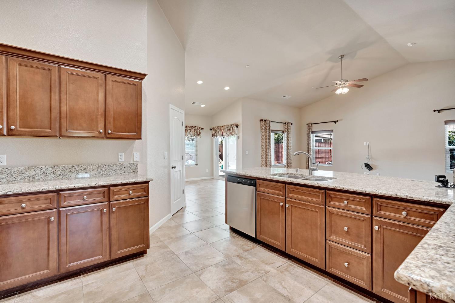 1865 W Hopkins Dr, Hanford, CA 93230